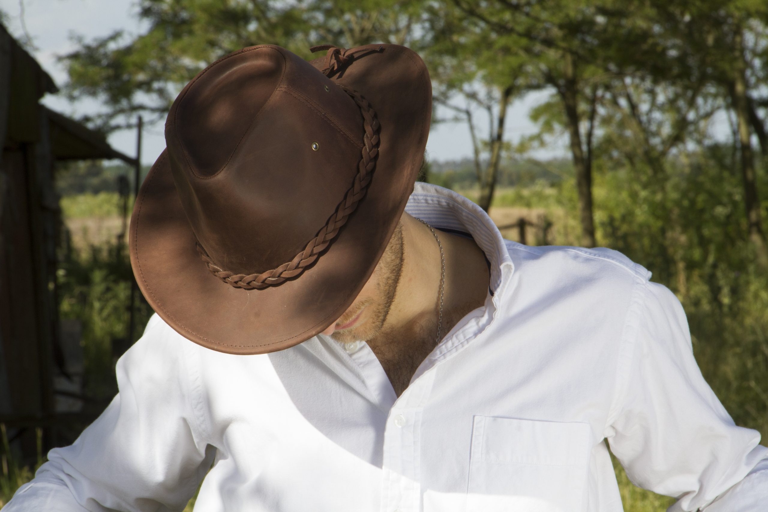 Persona con sombrero Jucara caminando por el campo